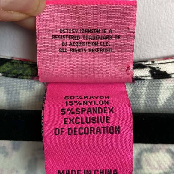 Torrid x Betsy Johnson Lightweight Ponte Snap Front Floral Top size 2X - Picture 5 of 8